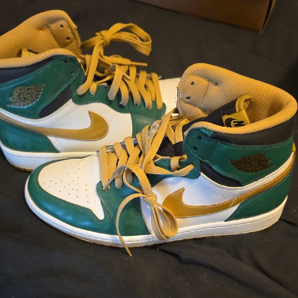 Nike Other - Nike High-Top Sneakers in Green, White & Gold